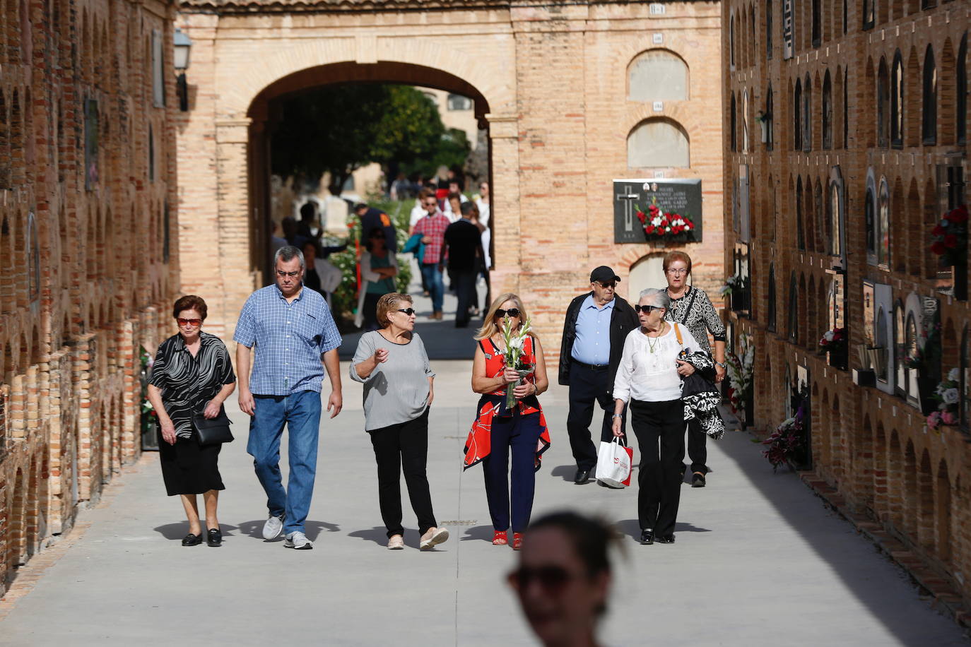 Los valencianos han cumplido este viernes, 1 de noviembre de 2019, con la tradición de visitar los cementerios con motivo de la festividad de Todos los Santos. 