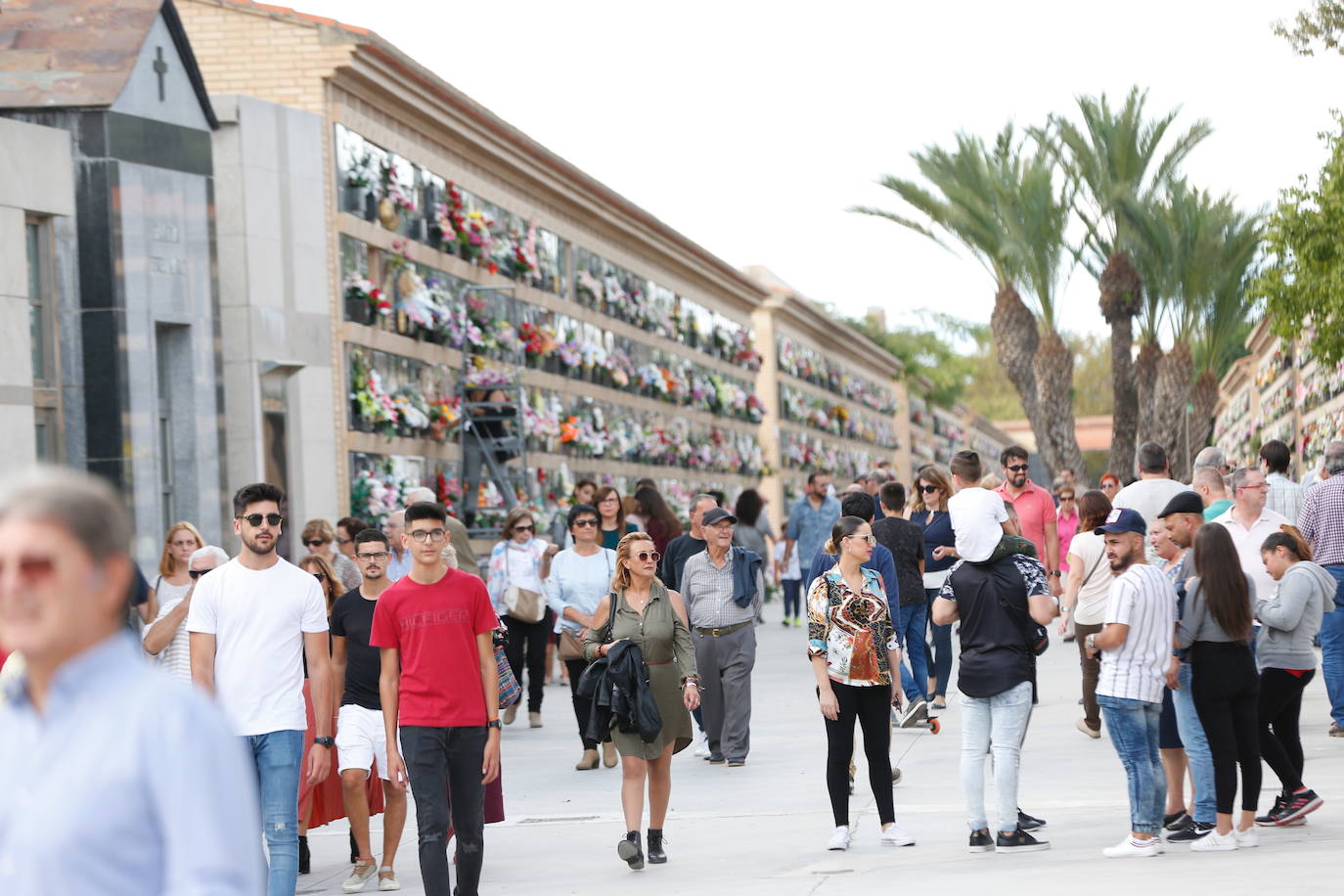 Los valencianos han cumplido este viernes, 1 de noviembre de 2019, con la tradición de visitar los cementerios con motivo de la festividad de Todos los Santos. 