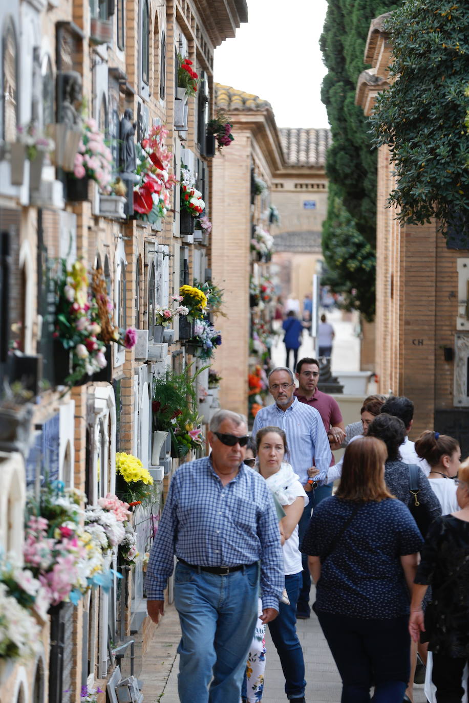 Los valencianos han cumplido este viernes, 1 de noviembre de 2019, con la tradición de visitar los cementerios con motivo de la festividad de Todos los Santos. 