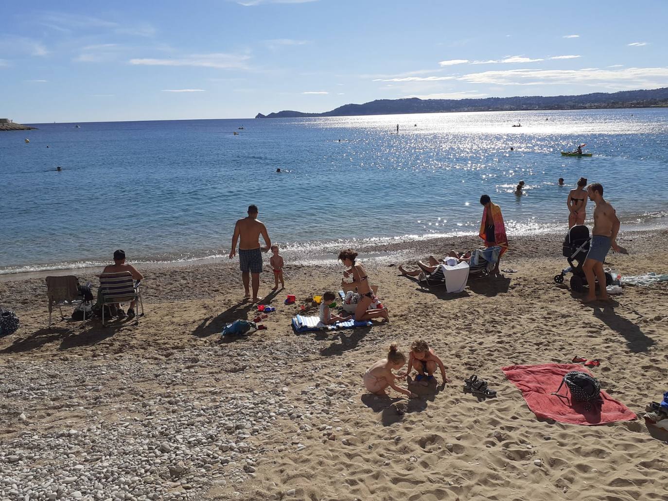 Muchos valencianos han optado por pasar un Día de Todos los Santos diferente. Y es que, el buen tiempo ha animado multitud de valencianos a acercarse a las playas de la Comunitat para pasar una mañana bajo el sol y las suaves temperaturas. En las imágenes, las playas de Arenal y La Grava, en Xàbia, esta mañana de viernes.