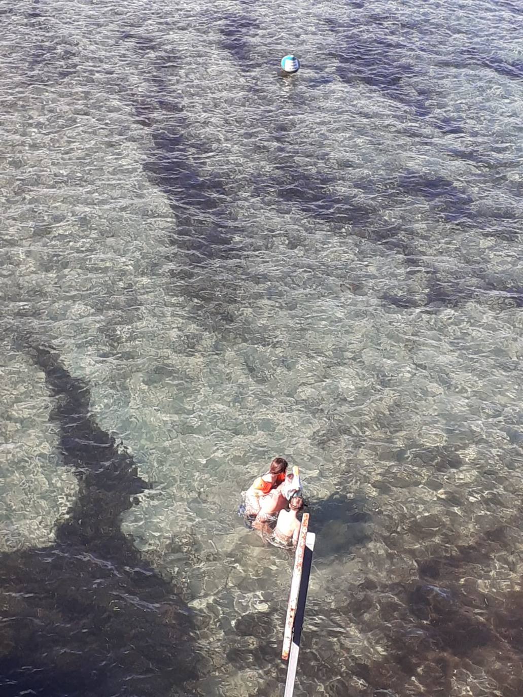 Muchos valencianos han optado por pasar un Día de Todos los Santos diferente. Y es que, el buen tiempo ha animado multitud de valencianos a acercarse a las playas de la Comunitat para pasar una mañana bajo el sol y las suaves temperaturas. En las imágenes, las playas de Arenal y La Grava, en Xàbia, esta mañana de viernes.