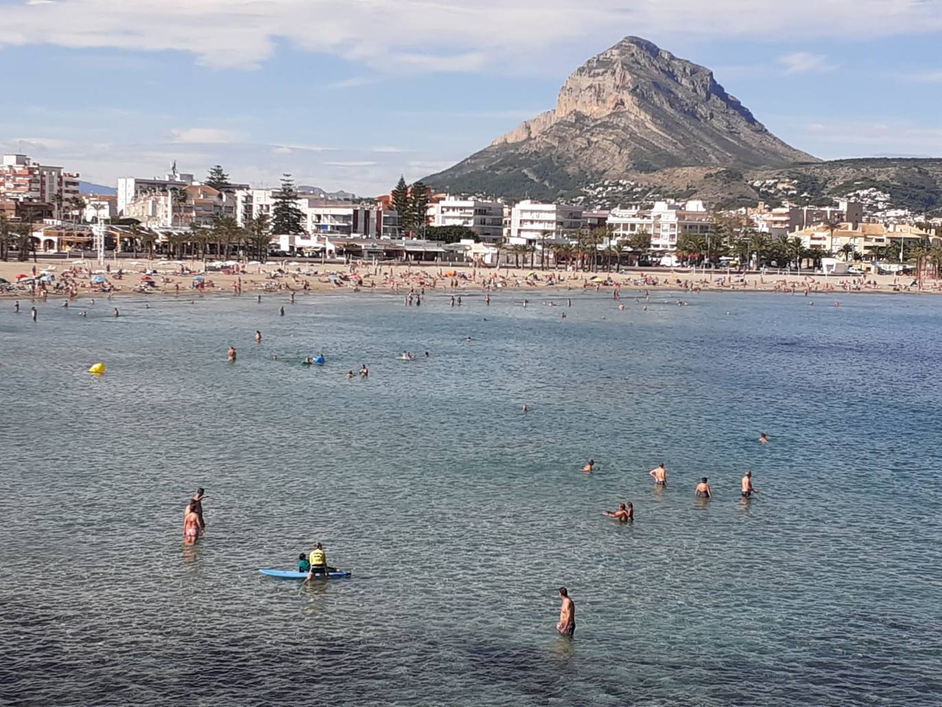 Muchos valencianos han optado por pasar un Día de Todos los Santos diferente. Y es que, el buen tiempo ha animado multitud de valencianos a acercarse a las playas de la Comunitat para pasar una mañana bajo el sol y las suaves temperaturas. En las imágenes, las playas de Arenal y La Grava, en Xàbia, esta mañana de viernes.