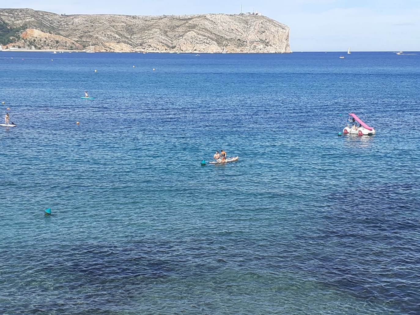 Muchos valencianos han optado por pasar un Día de Todos los Santos diferente. Y es que, el buen tiempo ha animado multitud de valencianos a acercarse a las playas de la Comunitat para pasar una mañana bajo el sol y las suaves temperaturas. En las imágenes, las playas de Arenal y La Grava, en Xàbia, esta mañana de viernes.