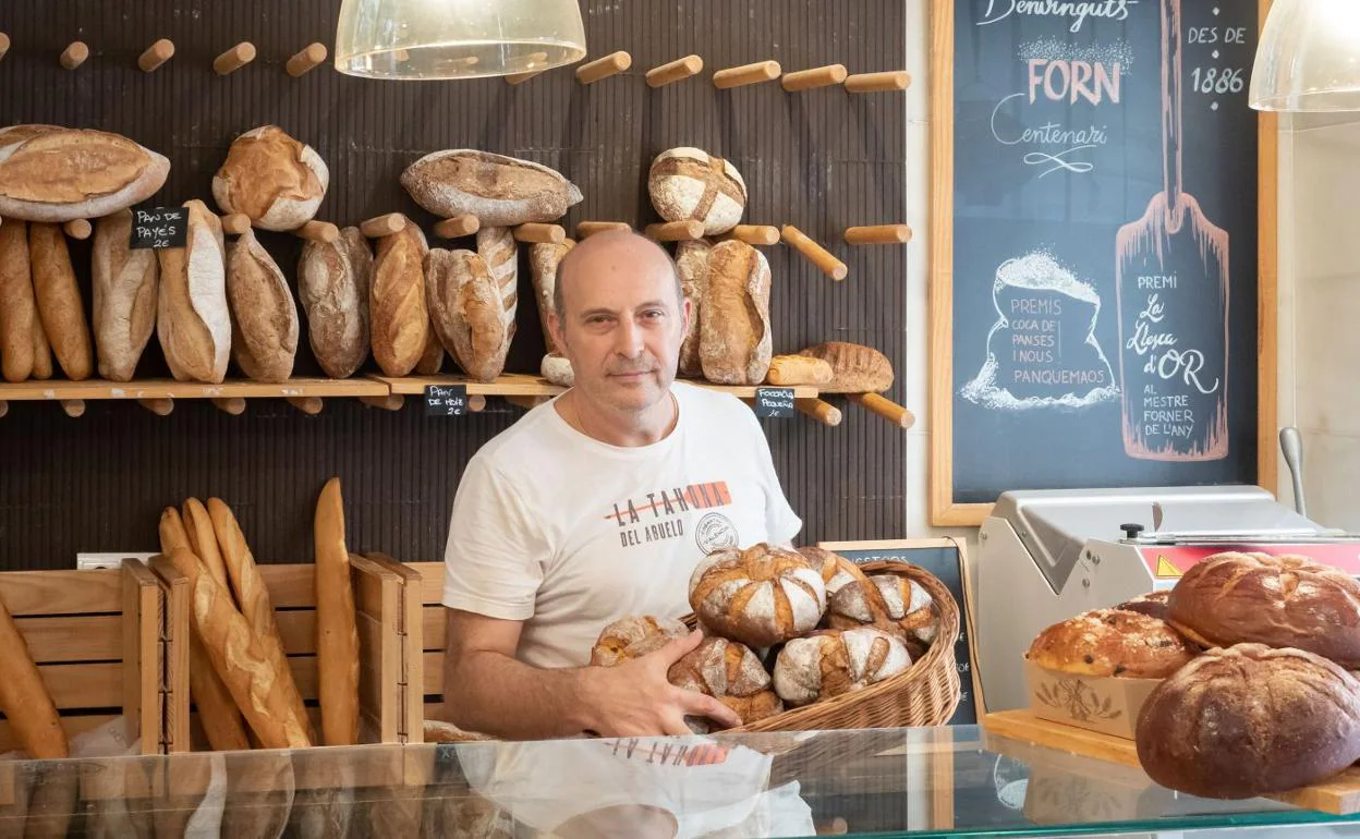 Juanjo Rausell, presidente del Gremio de Panaderos, en su horno centenario. 