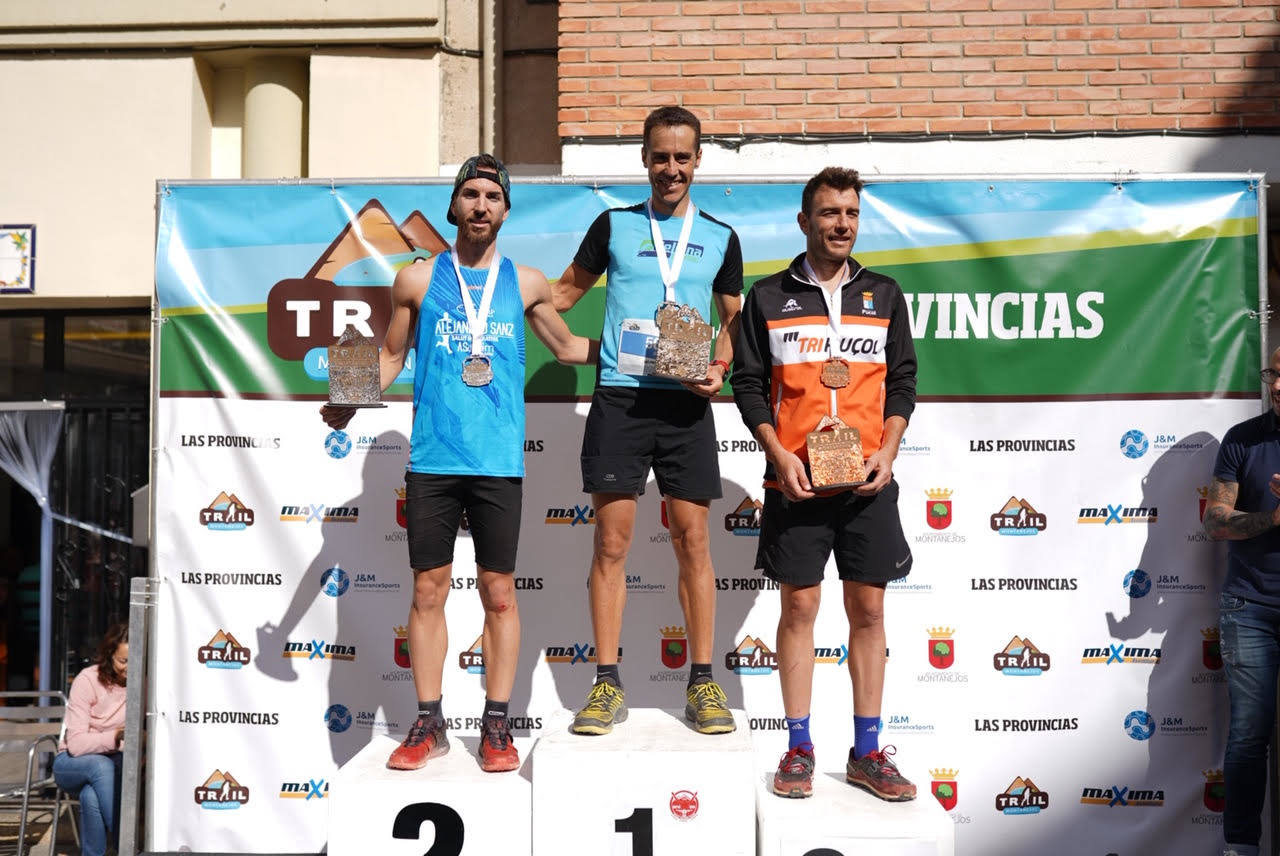 Ganadores de la 15K del trail de Montanejos: Javier Gago Segui, Jose Ruiz Cabello y Vicente Panblanco Fernández