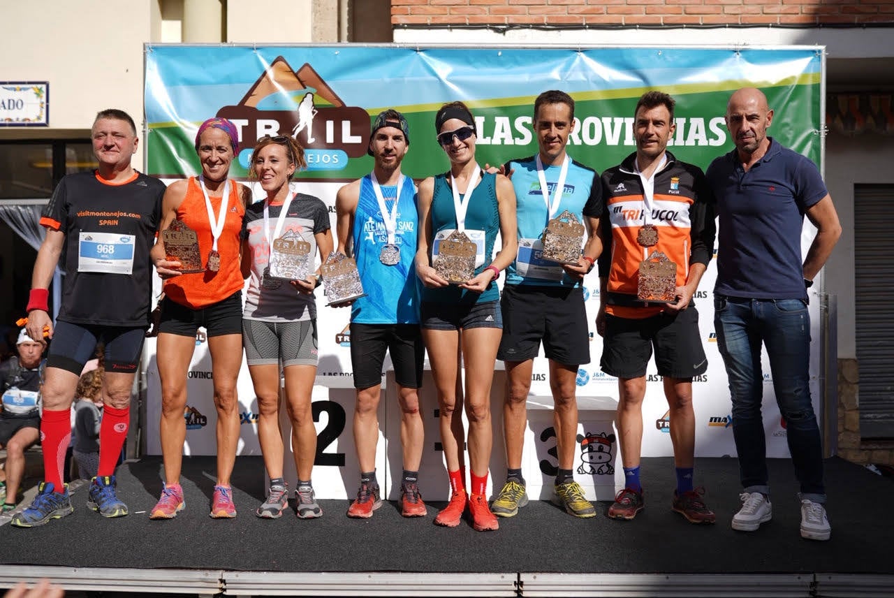 Ganadores y ganadoras de la 15K junto al alcalde de Montanejos Miguel Sandalinas y el responsable de la organización del trail Carlos Rial