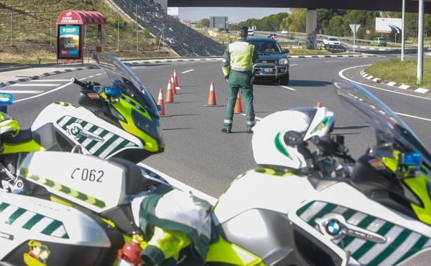 Un agente de la Guardia Civil de Tráfico controla la circulación. 