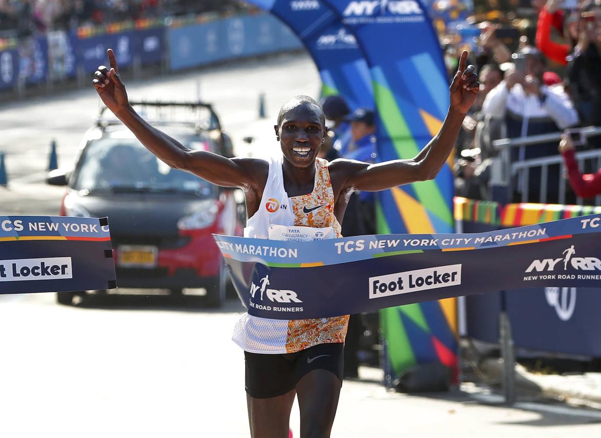 Kenia ha conseguido un doblete este domingo en el maratón de Nueva York con categóricos triunfos de Geoffrey Kamworor en hombres (2h.08.13), así como de Joyciline Jepkosgei (2h.22.38), quien previamente acabó con el reinado de la multiganadora Mary Keitany en la carrera de mujeres. 