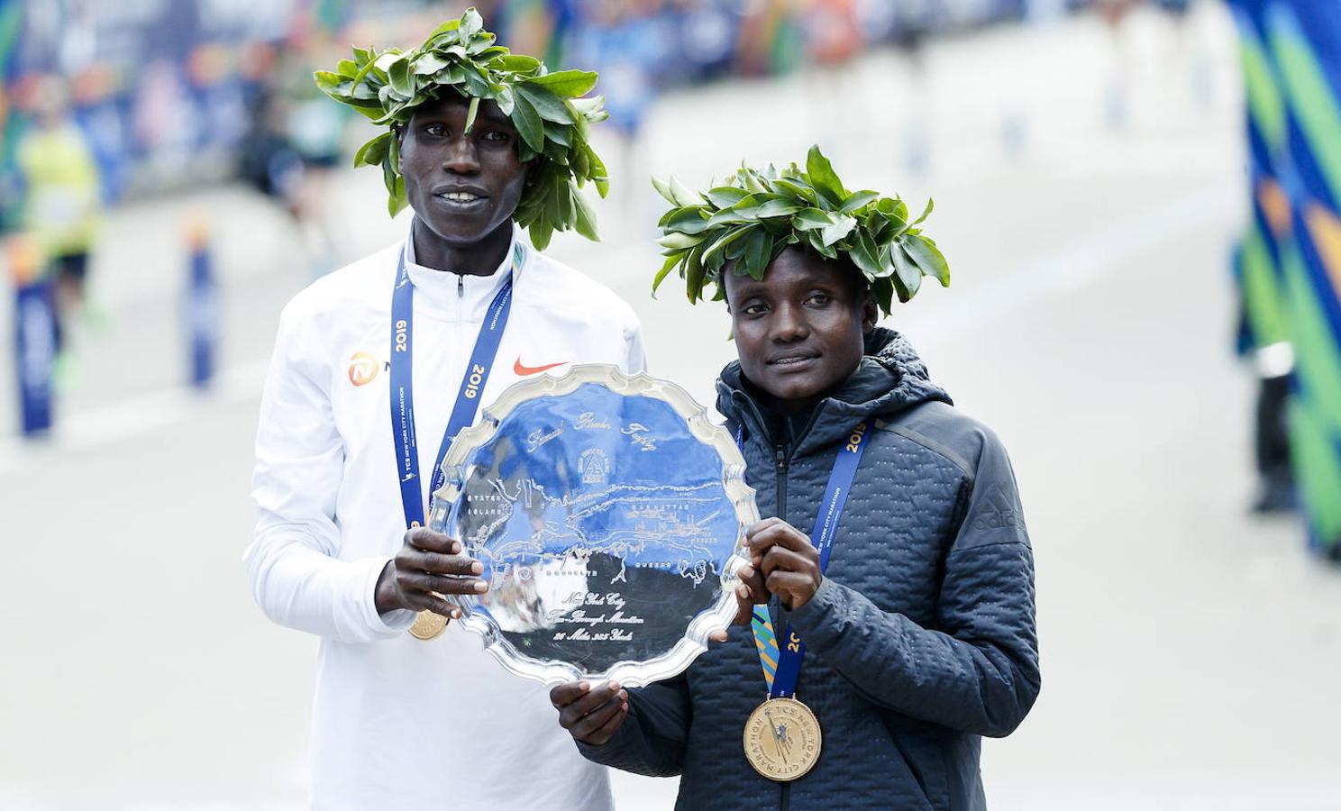 Kenia ha conseguido un doblete este domingo en el maratón de Nueva York con categóricos triunfos de Geoffrey Kamworor en hombres (2h.08.13), así como de Joyciline Jepkosgei (2h.22.38), quien previamente acabó con el reinado de la multiganadora Mary Keitany en la carrera de mujeres. 