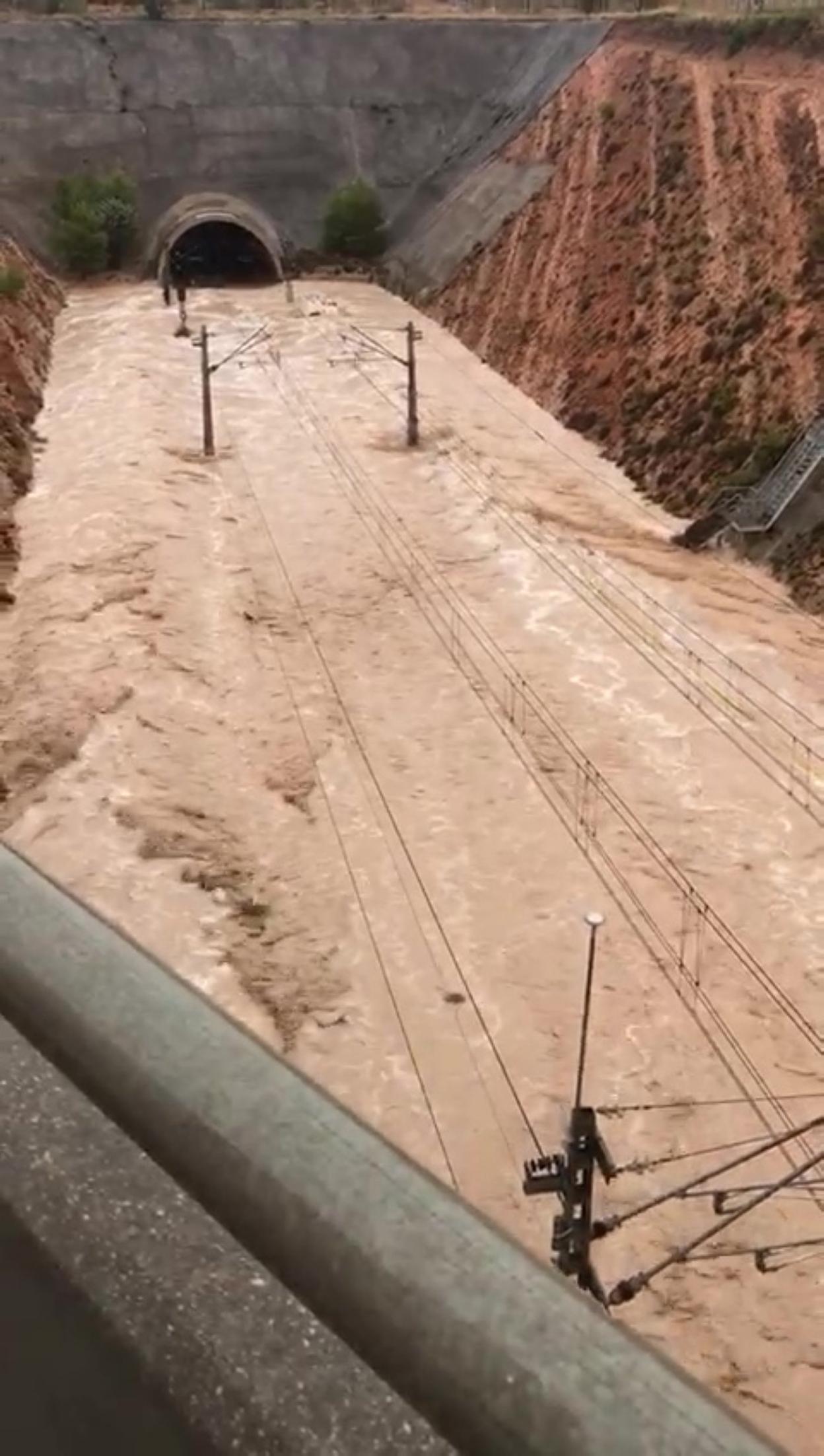 La vía del tren a su paso por La Font de la Figuera parecía un río por los efectos de la DANA. 