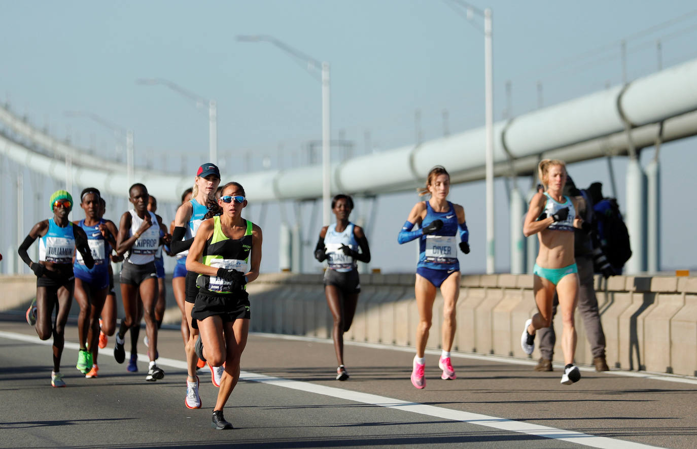 Kenia ha conseguido un doblete este domingo en el maratón de Nueva York con categóricos triunfos de Geoffrey Kamworor en hombres (2h.08.13), así como de Joyciline Jepkosgei (2h.22.38), quien previamente acabó con el reinado de la multiganadora Mary Keitany en la carrera de mujeres. 