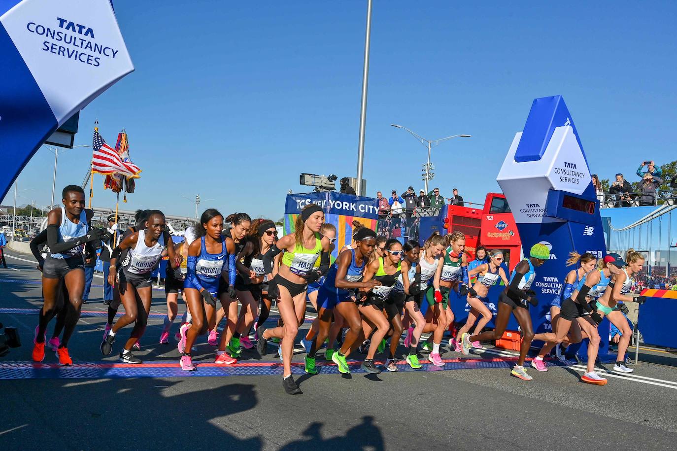 Kenia ha conseguido un doblete este domingo en el maratón de Nueva York con categóricos triunfos de Geoffrey Kamworor en hombres (2h.08.13), así como de Joyciline Jepkosgei (2h.22.38), quien previamente acabó con el reinado de la multiganadora Mary Keitany en la carrera de mujeres. 