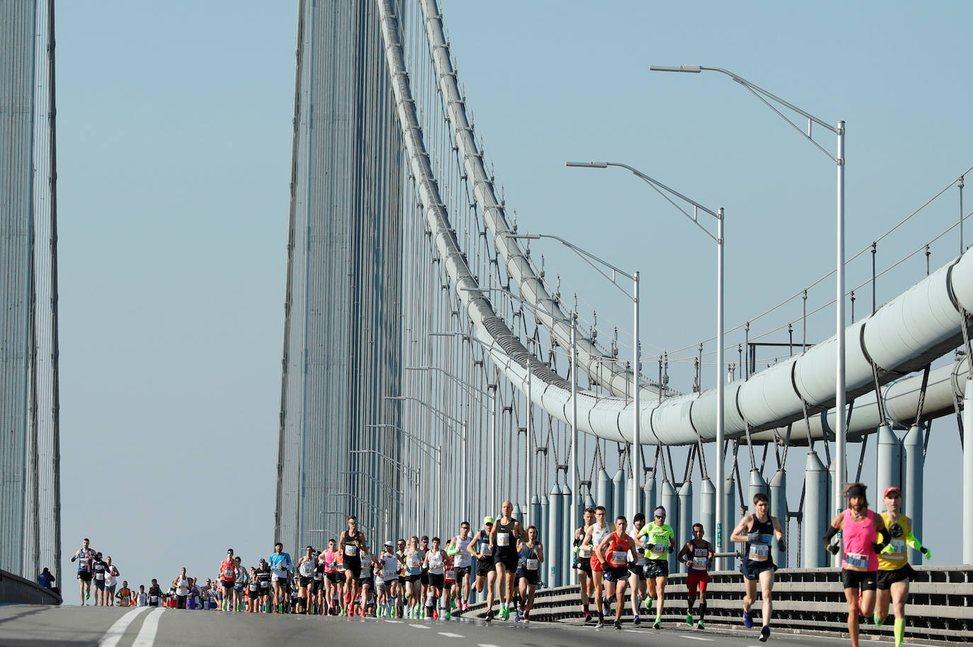 Kenia ha conseguido un doblete este domingo en el maratón de Nueva York con categóricos triunfos de Geoffrey Kamworor en hombres (2h.08.13), así como de Joyciline Jepkosgei (2h.22.38), quien previamente acabó con el reinado de la multiganadora Mary Keitany en la carrera de mujeres. 