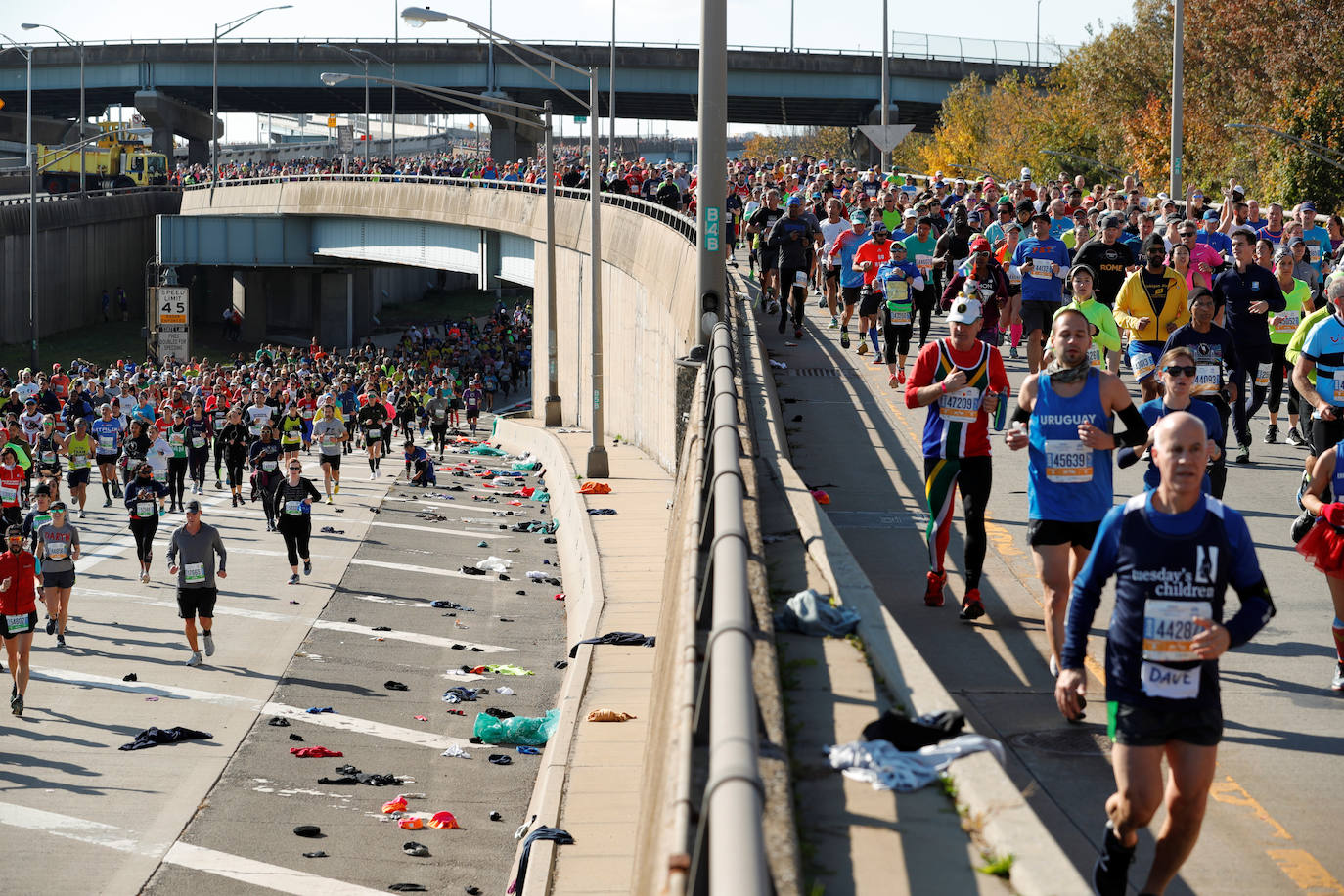 Kenia ha conseguido un doblete este domingo en el maratón de Nueva York con categóricos triunfos de Geoffrey Kamworor en hombres (2h.08.13), así como de Joyciline Jepkosgei (2h.22.38), quien previamente acabó con el reinado de la multiganadora Mary Keitany en la carrera de mujeres. 