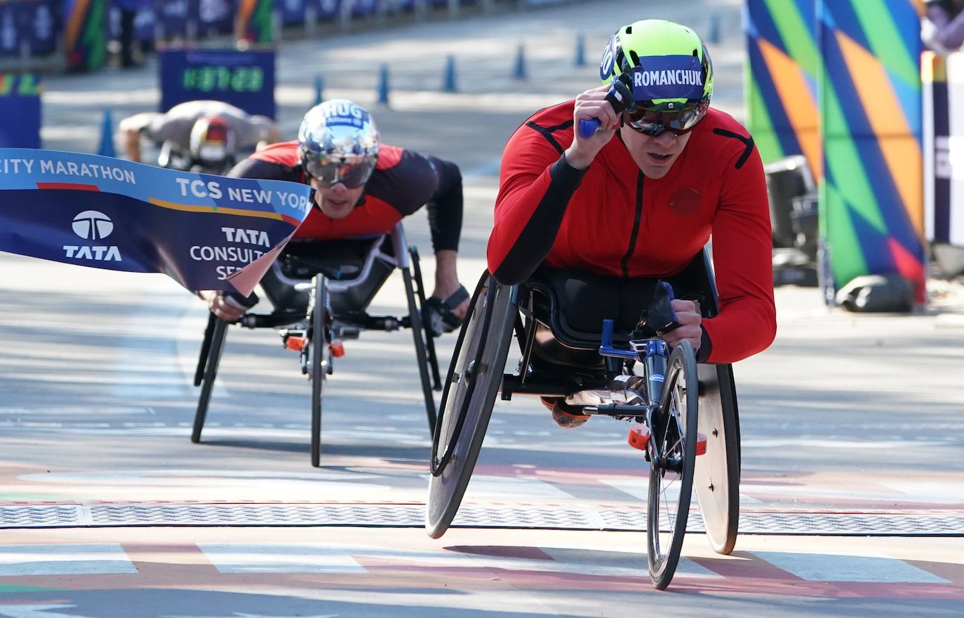 Kenia ha conseguido un doblete este domingo en el maratón de Nueva York con categóricos triunfos de Geoffrey Kamworor en hombres (2h.08.13), así como de Joyciline Jepkosgei (2h.22.38), quien previamente acabó con el reinado de la multiganadora Mary Keitany en la carrera de mujeres. 