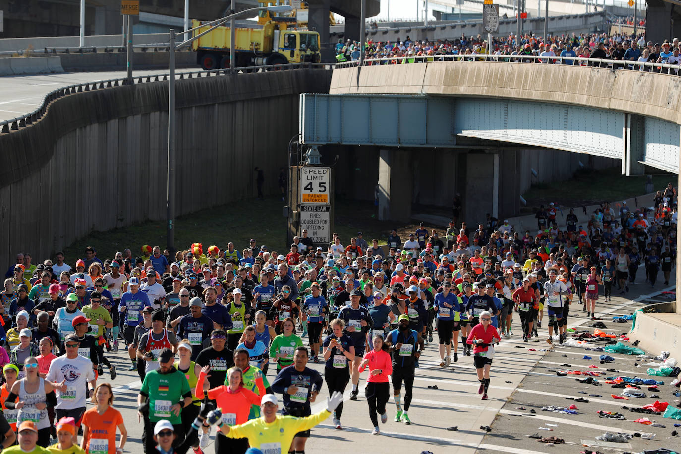 Kenia ha conseguido un doblete este domingo en el maratón de Nueva York con categóricos triunfos de Geoffrey Kamworor en hombres (2h.08.13), así como de Joyciline Jepkosgei (2h.22.38), quien previamente acabó con el reinado de la multiganadora Mary Keitany en la carrera de mujeres. 