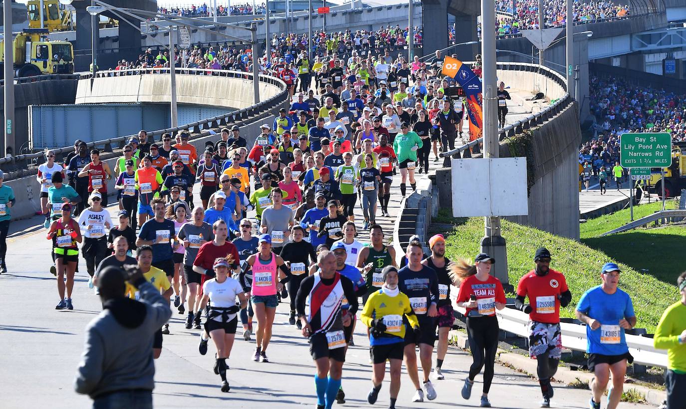 Kenia ha conseguido un doblete este domingo en el maratón de Nueva York con categóricos triunfos de Geoffrey Kamworor en hombres (2h.08.13), así como de Joyciline Jepkosgei (2h.22.38), quien previamente acabó con el reinado de la multiganadora Mary Keitany en la carrera de mujeres. 