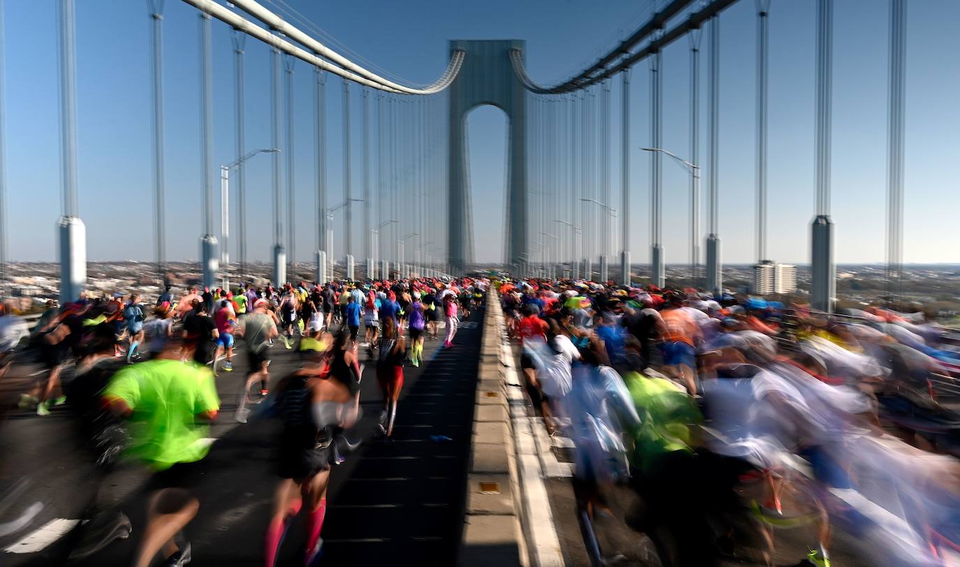 Kenia ha conseguido un doblete este domingo en el maratón de Nueva York con categóricos triunfos de Geoffrey Kamworor en hombres (2h.08.13), así como de Joyciline Jepkosgei (2h.22.38), quien previamente acabó con el reinado de la multiganadora Mary Keitany en la carrera de mujeres. 