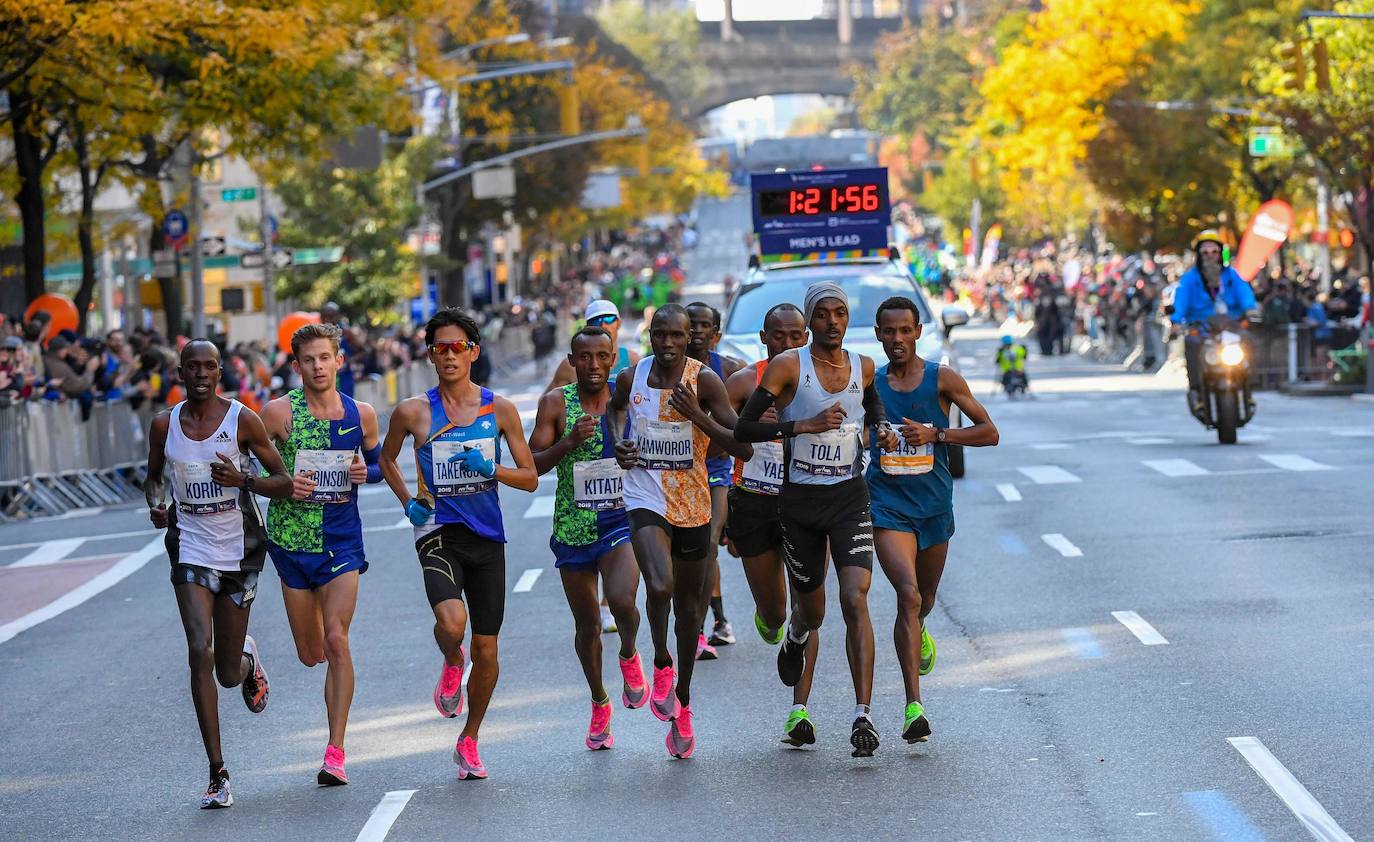 Kenia ha conseguido un doblete este domingo en el maratón de Nueva York con categóricos triunfos de Geoffrey Kamworor en hombres (2h.08.13), así como de Joyciline Jepkosgei (2h.22.38), quien previamente acabó con el reinado de la multiganadora Mary Keitany en la carrera de mujeres. 