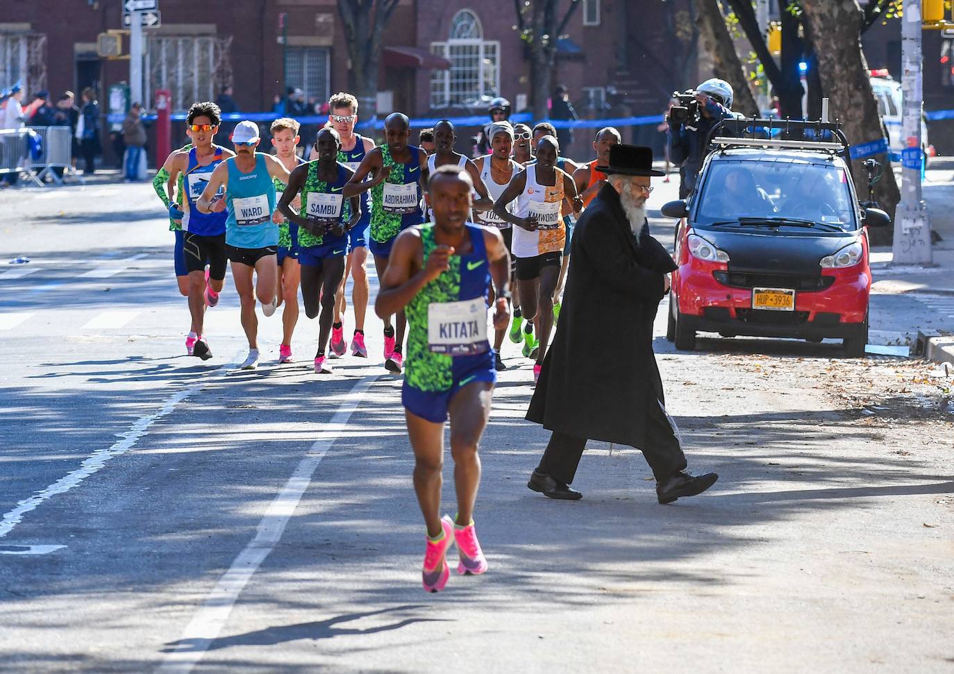 Kenia ha conseguido un doblete este domingo en el maratón de Nueva York con categóricos triunfos de Geoffrey Kamworor en hombres (2h.08.13), así como de Joyciline Jepkosgei (2h.22.38), quien previamente acabó con el reinado de la multiganadora Mary Keitany en la carrera de mujeres. 