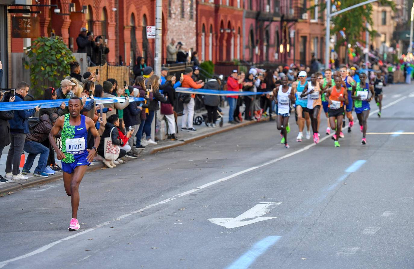 Kenia ha conseguido un doblete este domingo en el maratón de Nueva York con categóricos triunfos de Geoffrey Kamworor en hombres (2h.08.13), así como de Joyciline Jepkosgei (2h.22.38), quien previamente acabó con el reinado de la multiganadora Mary Keitany en la carrera de mujeres. 