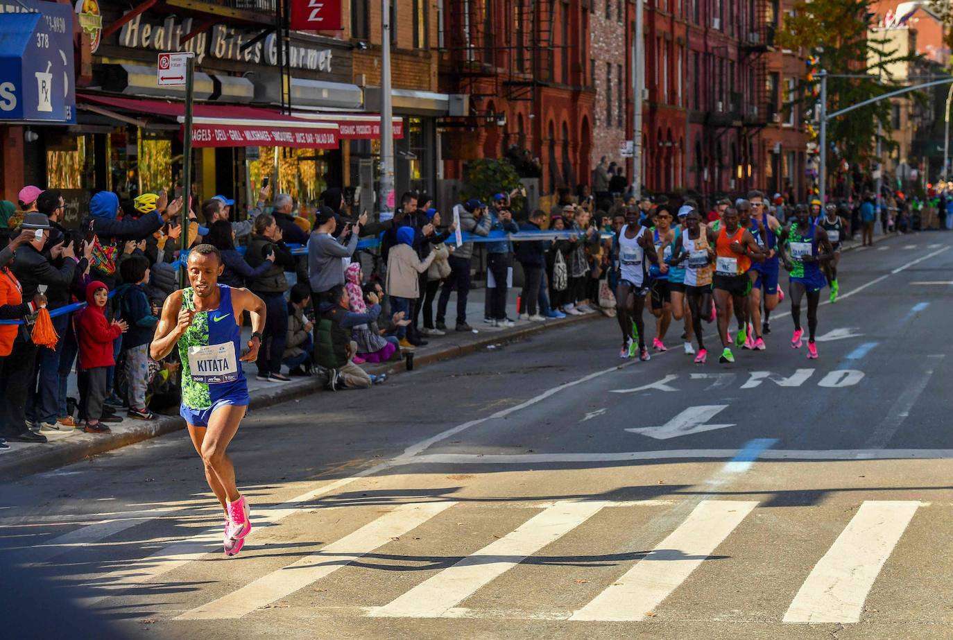 Kenia ha conseguido un doblete este domingo en el maratón de Nueva York con categóricos triunfos de Geoffrey Kamworor en hombres (2h.08.13), así como de Joyciline Jepkosgei (2h.22.38), quien previamente acabó con el reinado de la multiganadora Mary Keitany en la carrera de mujeres. 