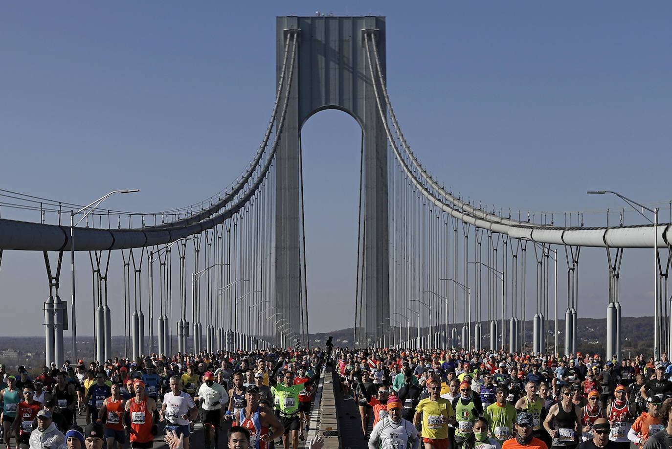 Kenia ha conseguido un doblete este domingo en el maratón de Nueva York con categóricos triunfos de Geoffrey Kamworor en hombres (2h.08.13), así como de Joyciline Jepkosgei (2h.22.38), quien previamente acabó con el reinado de la multiganadora Mary Keitany en la carrera de mujeres. 