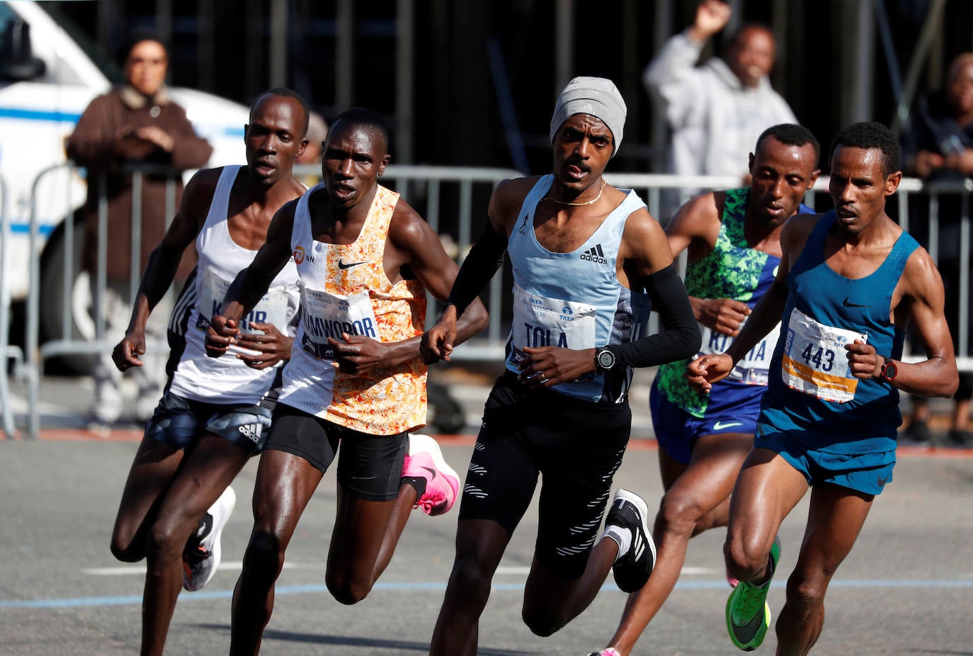 Kenia ha conseguido un doblete este domingo en el maratón de Nueva York con categóricos triunfos de Geoffrey Kamworor en hombres (2h.08.13), así como de Joyciline Jepkosgei (2h.22.38), quien previamente acabó con el reinado de la multiganadora Mary Keitany en la carrera de mujeres. 