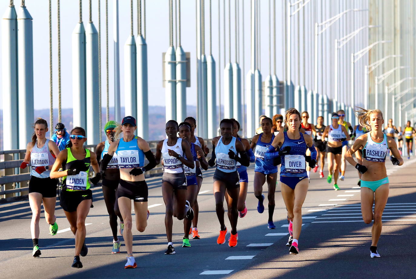 Kenia ha conseguido un doblete este domingo en el maratón de Nueva York con categóricos triunfos de Geoffrey Kamworor en hombres (2h.08.13), así como de Joyciline Jepkosgei (2h.22.38), quien previamente acabó con el reinado de la multiganadora Mary Keitany en la carrera de mujeres. 