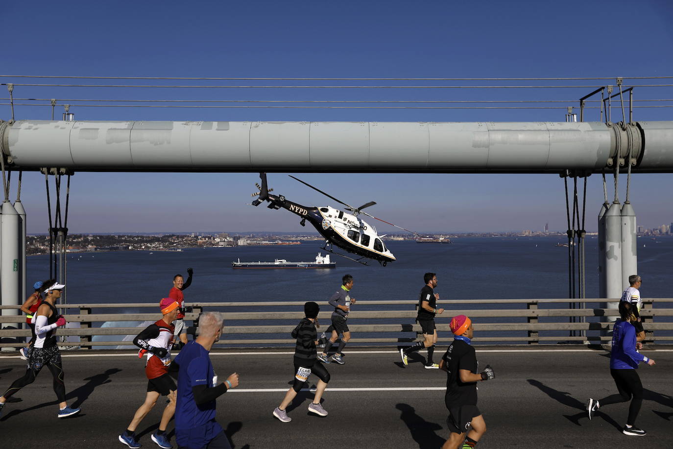 Kenia ha conseguido un doblete este domingo en el maratón de Nueva York con categóricos triunfos de Geoffrey Kamworor en hombres (2h.08.13), así como de Joyciline Jepkosgei (2h.22.38), quien previamente acabó con el reinado de la multiganadora Mary Keitany en la carrera de mujeres. 