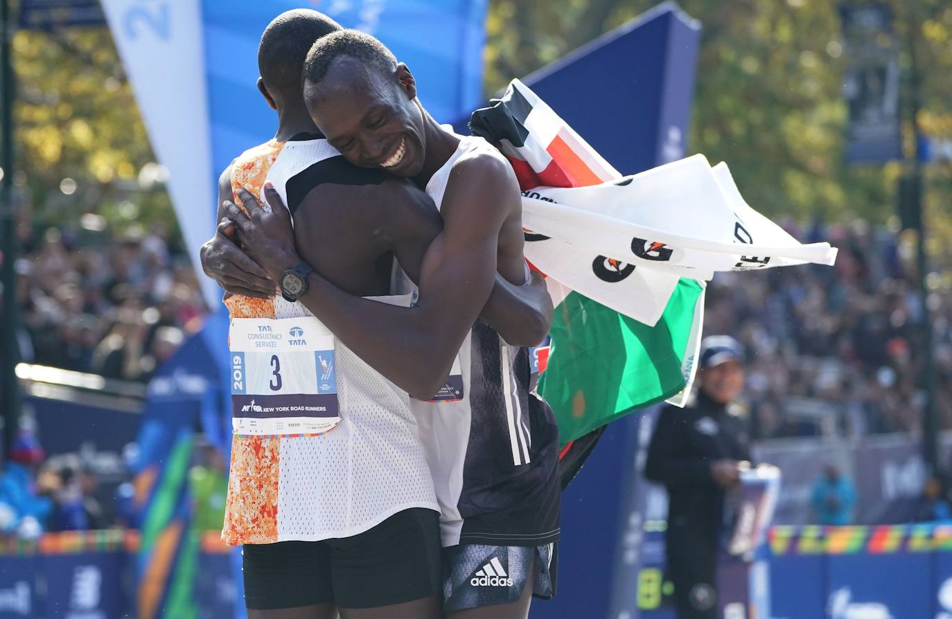 Kenia ha conseguido un doblete este domingo en el maratón de Nueva York con categóricos triunfos de Geoffrey Kamworor en hombres (2h.08.13), así como de Joyciline Jepkosgei (2h.22.38), quien previamente acabó con el reinado de la multiganadora Mary Keitany en la carrera de mujeres. 