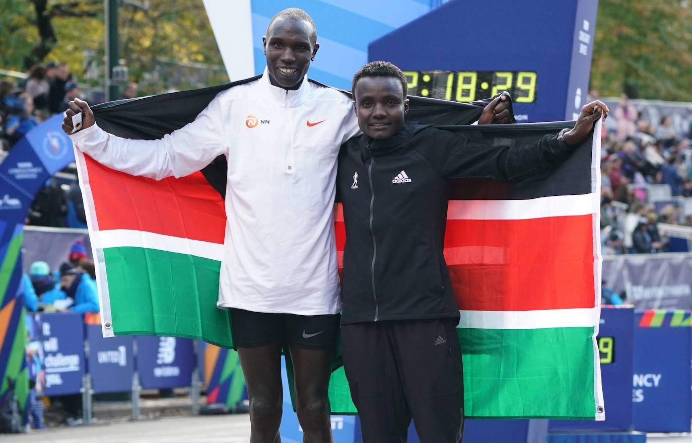 Kenia ha conseguido un doblete este domingo en el maratón de Nueva York con categóricos triunfos de Geoffrey Kamworor en hombres (2h.08.13), así como de Joyciline Jepkosgei (2h.22.38), quien previamente acabó con el reinado de la multiganadora Mary Keitany en la carrera de mujeres. 