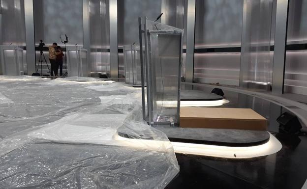 Cajón colocado en el atril que ocupará Albert Rivera.