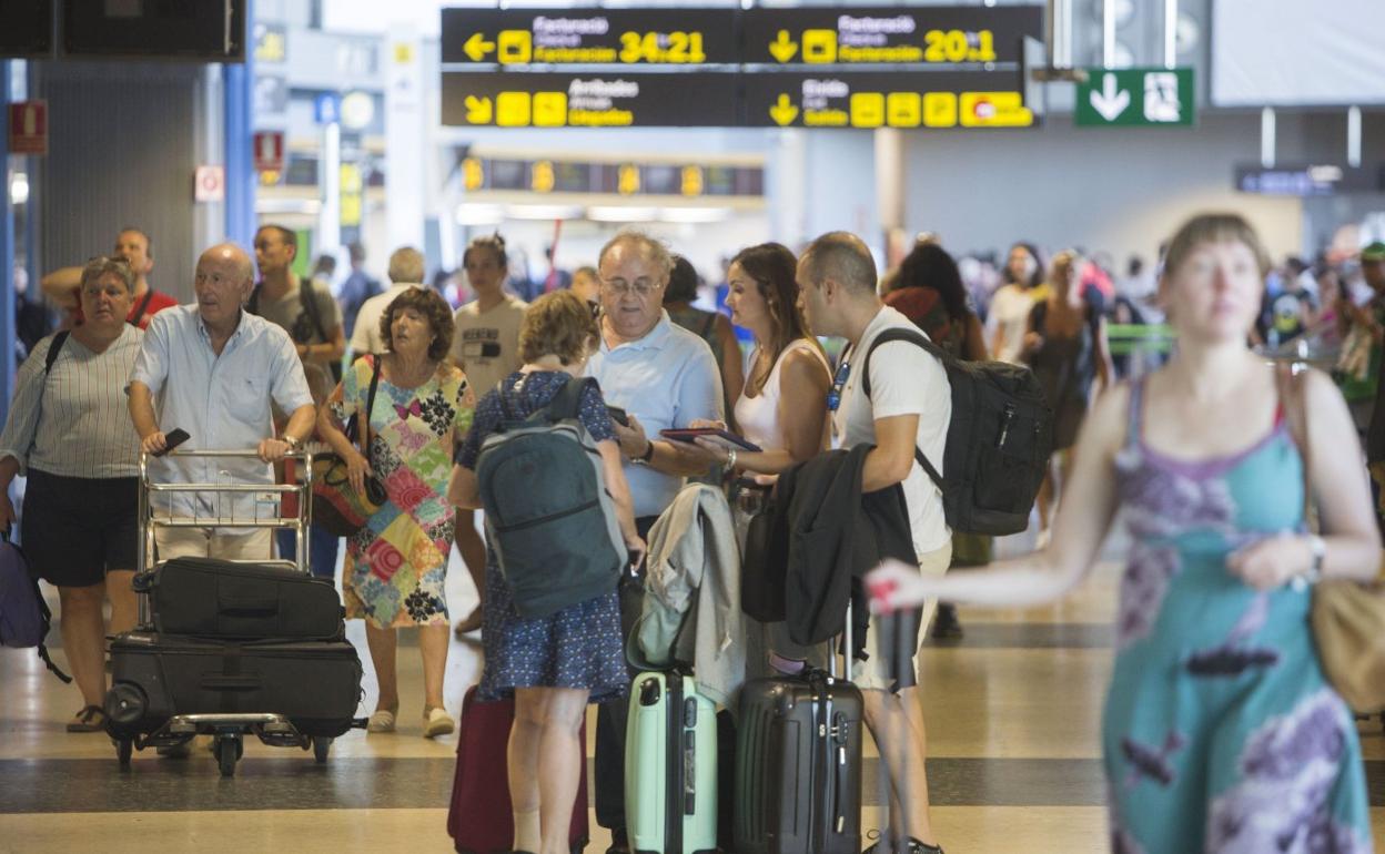 Pasajeros esperan en el aeropuerto de Manises.