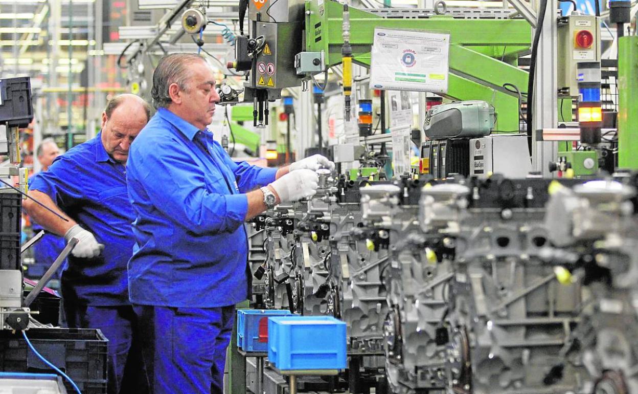 Trabajadores en la planta de motores de Ford Almussafes. 