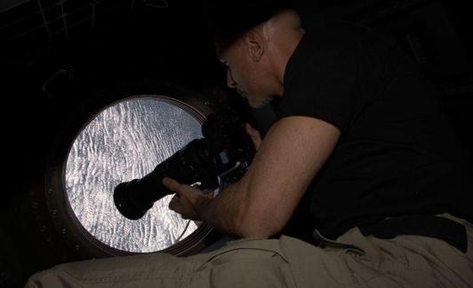 El astronauta de la EEI Luca Parmitiano realiza una de sus populares fotografías.