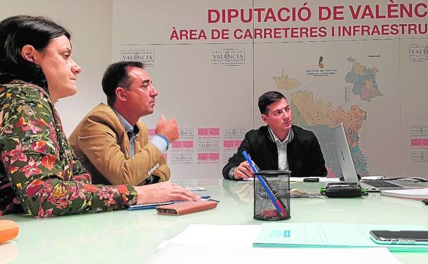 Reunión entre representantes municipales y de la Diputación para tratar temas sobre seguridad vial .