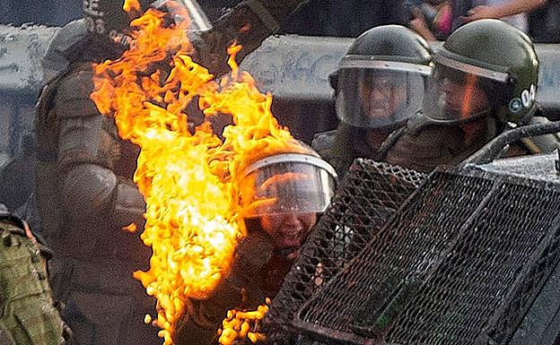 Ataque a un policía en Santiago de Chile.