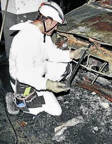 Imagen secundaria 2 - En acción. Distintos momentos de las investigaciones que llevan a cabo los especialistas de la unidad para desentrañar los secretos de los incendios.