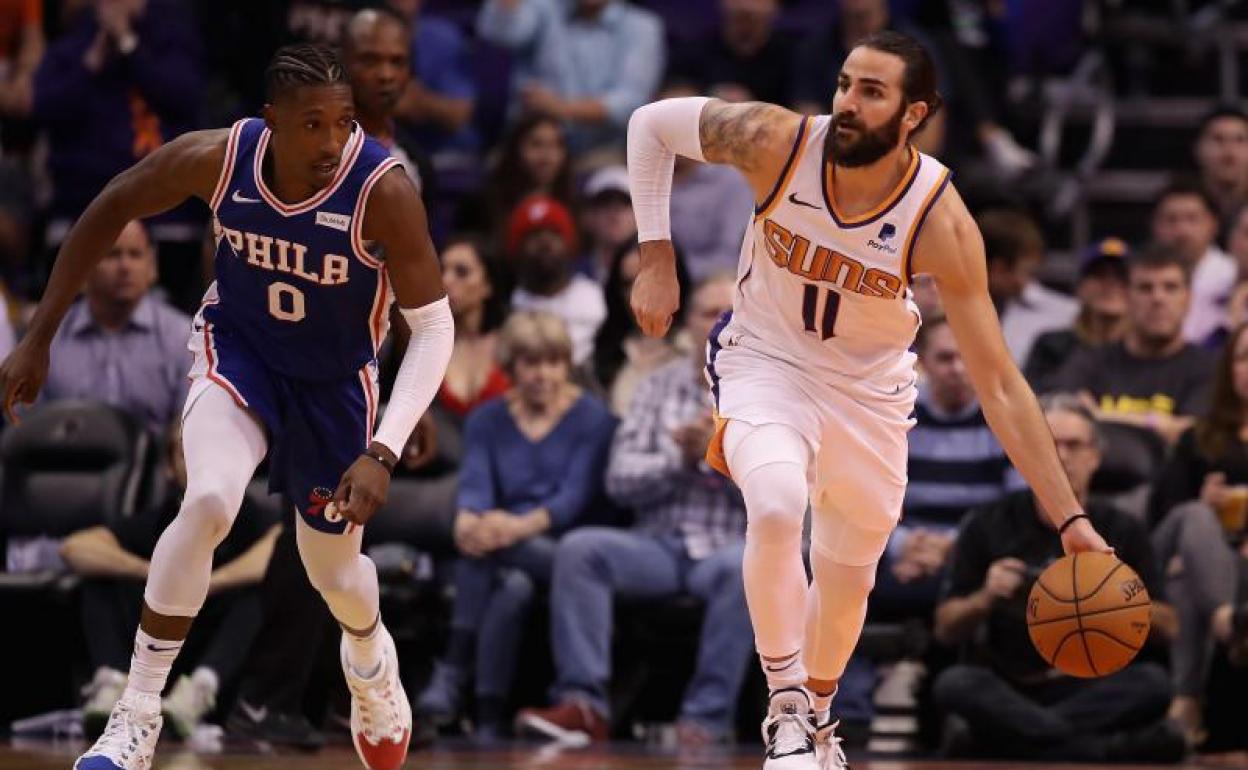 Ricky Rubio bota el balón ante Josh Richardson. 