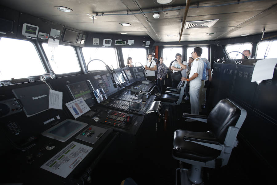 El 'Juan Carlos I', buque insignia de la Armada, visita las aguas valencianas este fin de semana. La embarcación hace escala en el puerto de Valencia entre el 7 y el 10 de noviembre y el sábado 9 abrirá sus puertas de 10 a 17 horas para que se pueda visitar por dentro y descubrir todos los secretos y escondites de uno de las naves más importantes de las que portan la bandera española. En 2017 ya atracó en el Cap i Casal y miles de valencianos decidieron embarcarse y poder andar por sus 232 metros de eslora. LAS PROVINCIAS revive aquella visita de hace dos años para recordar los secretos del portaaviones 'Juan Carlos I'.