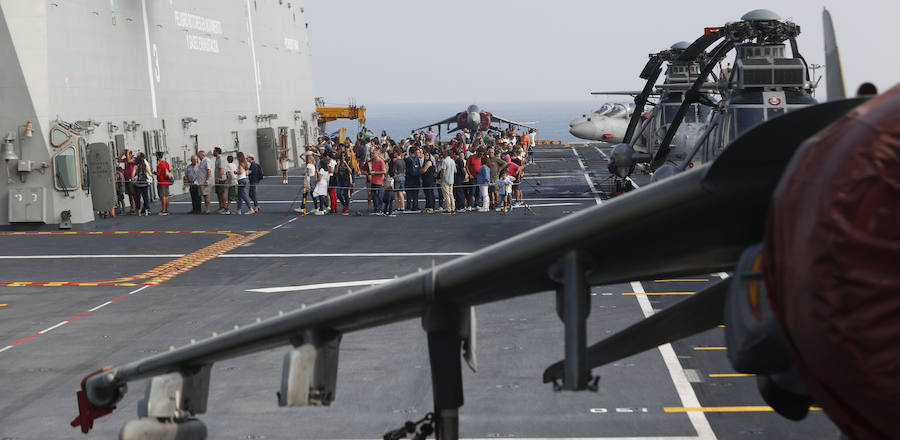 El 'Juan Carlos I', buque insignia de la Armada, visita las aguas valencianas este fin de semana. La embarcación hace escala en el puerto de Valencia entre el 7 y el 10 de noviembre y el sábado 9 abrirá sus puertas de 10 a 17 horas para que se pueda visitar por dentro y descubrir todos los secretos y escondites de uno de las naves más importantes de las que portan la bandera española. En 2017 ya atracó en el Cap i Casal y miles de valencianos decidieron embarcarse y poder andar por sus 232 metros de eslora. LAS PROVINCIAS revive aquella visita de hace dos años para recordar los secretos del portaaviones 'Juan Carlos I'.