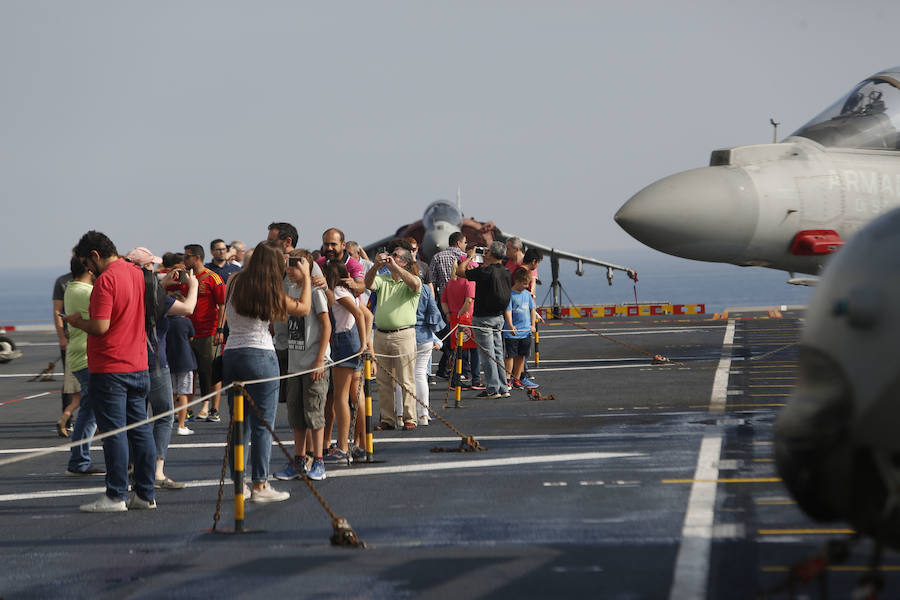 El 'Juan Carlos I', buque insignia de la Armada, visita las aguas valencianas este fin de semana. La embarcación hace escala en el puerto de Valencia entre el 7 y el 10 de noviembre y el sábado 9 abrirá sus puertas de 10 a 17 horas para que se pueda visitar por dentro y descubrir todos los secretos y escondites de uno de las naves más importantes de las que portan la bandera española. En 2017 ya atracó en el Cap i Casal y miles de valencianos decidieron embarcarse y poder andar por sus 232 metros de eslora. LAS PROVINCIAS revive aquella visita de hace dos años para recordar los secretos del portaaviones 'Juan Carlos I'.