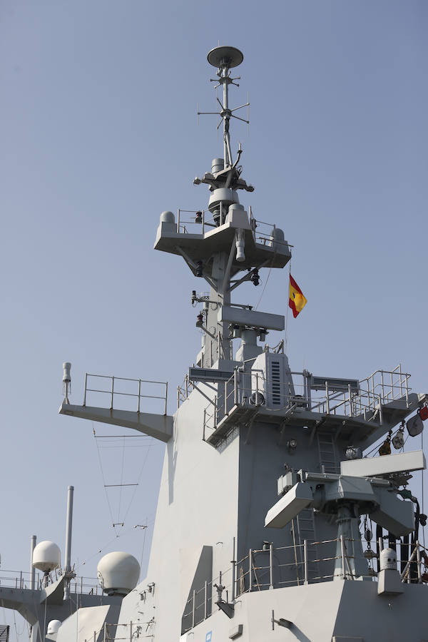 El 'Juan Carlos I', buque insignia de la Armada, visita las aguas valencianas este fin de semana. La embarcación hace escala en el puerto de Valencia entre el 7 y el 10 de noviembre y el sábado 9 abrirá sus puertas de 10 a 17 horas para que se pueda visitar por dentro y descubrir todos los secretos y escondites de uno de las naves más importantes de las que portan la bandera española. En 2017 ya atracó en el Cap i Casal y miles de valencianos decidieron embarcarse y poder andar por sus 232 metros de eslora. LAS PROVINCIAS revive aquella visita de hace dos años para recordar los secretos del portaaviones 'Juan Carlos I'.