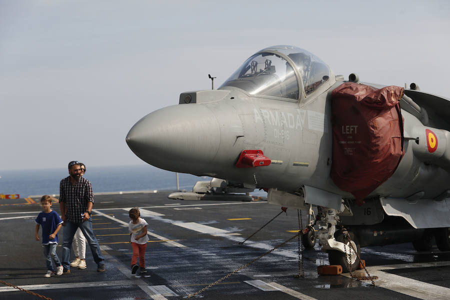 El 'Juan Carlos I', buque insignia de la Armada, visita las aguas valencianas este fin de semana. La embarcación hace escala en el puerto de Valencia entre el 7 y el 10 de noviembre y el sábado 9 abrirá sus puertas de 10 a 17 horas para que se pueda visitar por dentro y descubrir todos los secretos y escondites de uno de las naves más importantes de las que portan la bandera española. En 2017 ya atracó en el Cap i Casal y miles de valencianos decidieron embarcarse y poder andar por sus 232 metros de eslora. LAS PROVINCIAS revive aquella visita de hace dos años para recordar los secretos del portaaviones 'Juan Carlos I'.