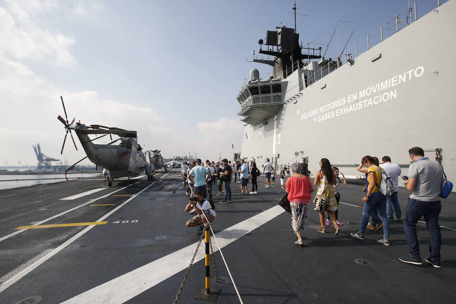 El 'Juan Carlos I', buque insignia de la Armada, visita las aguas valencianas este fin de semana. La embarcación hace escala en el puerto de Valencia entre el 7 y el 10 de noviembre y el sábado 9 abrirá sus puertas de 10 a 17 horas para que se pueda visitar por dentro y descubrir todos los secretos y escondites de uno de las naves más importantes de las que portan la bandera española. En 2017 ya atracó en el Cap i Casal y miles de valencianos decidieron embarcarse y poder andar por sus 232 metros de eslora. LAS PROVINCIAS revive aquella visita de hace dos años para recordar los secretos del portaaviones 'Juan Carlos I'.