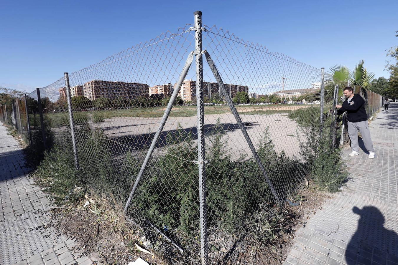 Nou Moles. Los vecinos también se quejan de la falta de podas y el descuido en los jardines. Pero además, «las obras que se iniciaron del polideportivo siguen estancadas».