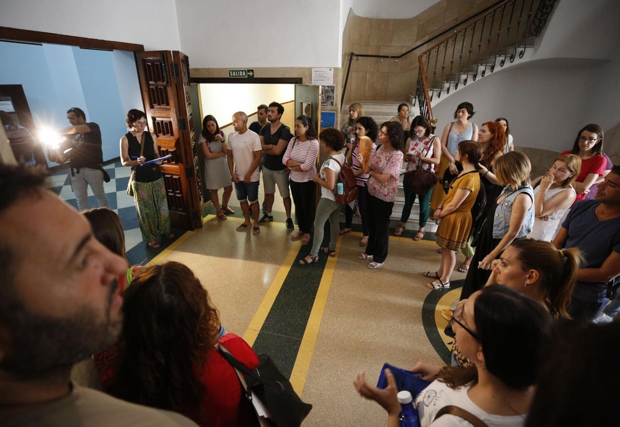 Opositores antes de realizar la primera prueba del proceso selectivo convocado el pasado verano. 