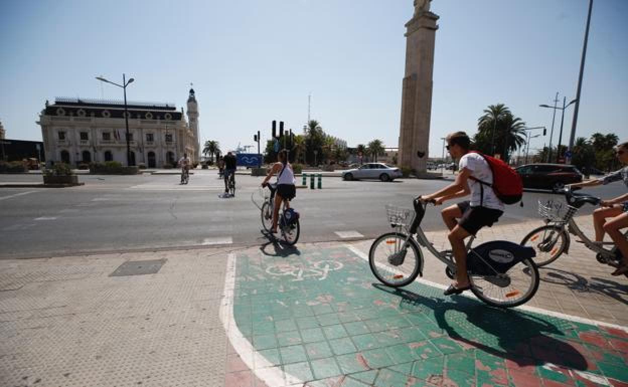 La ruta ciclista de la avenida del Puerto baja a la calzada