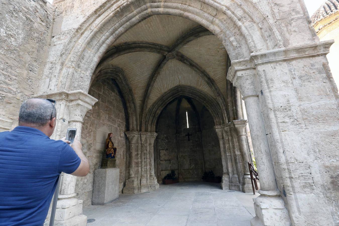 Nueva oportunidad para ver una de las pocas joyas que quedan de la Valencia medieval. La Iglesia de San Juan del Hospital abre este domingo sus puertas de 11 a 14 horas para que todo aquel que quiera pueda acceder al patio sur y ver en vivo los restos del cementerio medieval de Valencia. También se podrá ver el fragmento que queda, bajo tierra, de la spina del circo romano de Valencia. Un grupo de guías dará todo tipo de detalles para poner en valor los restos arqueológicos que se encuentran junto a la céntrica e histórica iglesia de Valencia.